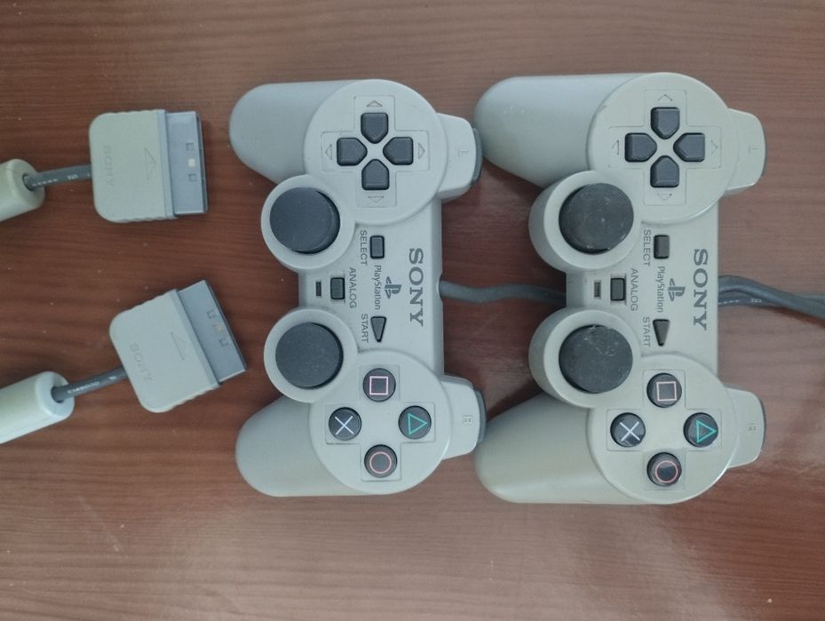 Duas PS2 como novas com comandos, cabos originais e acessórios