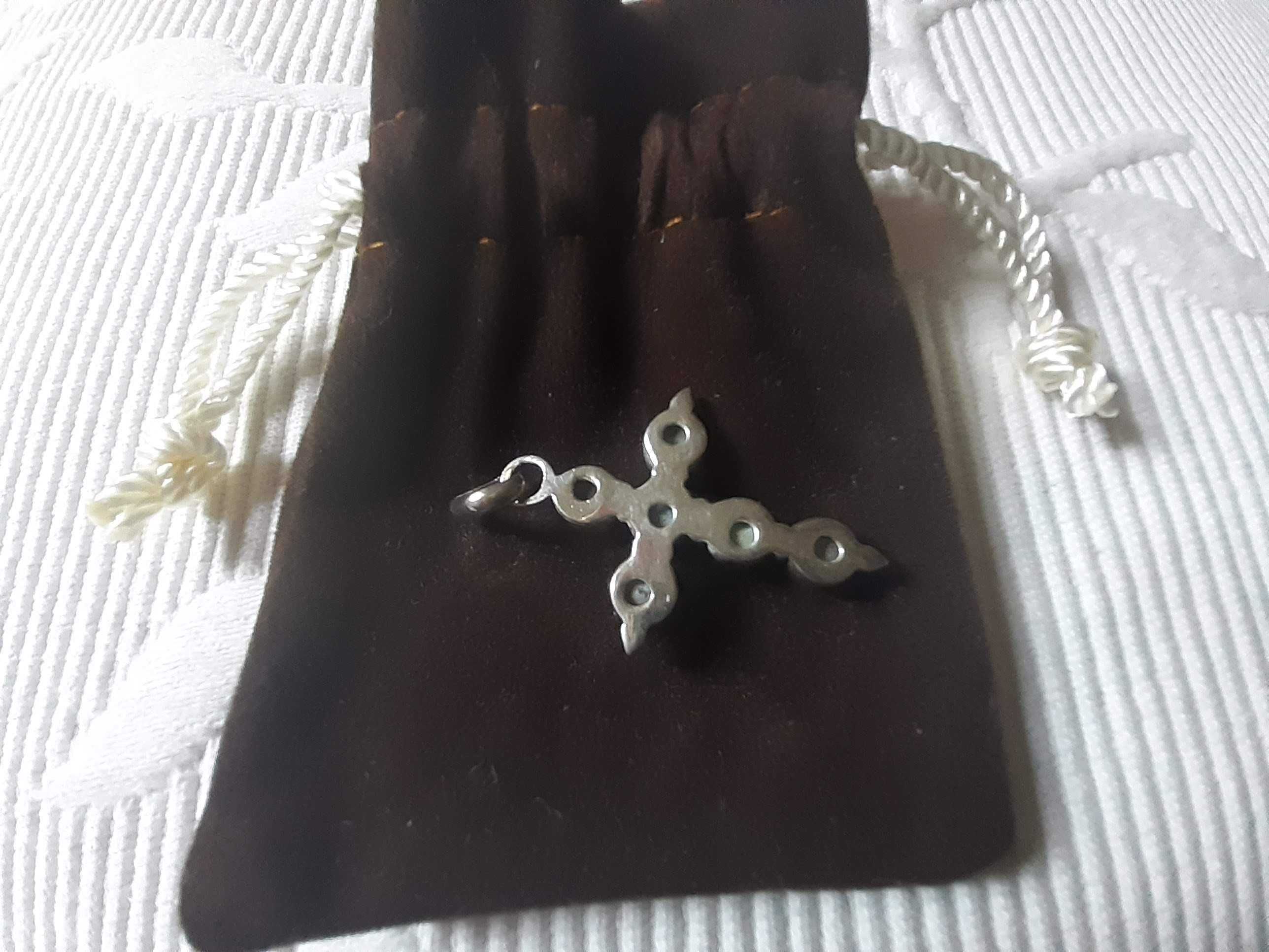 Crucifixo pendente em prata contrastada e pérolas, nunca usado