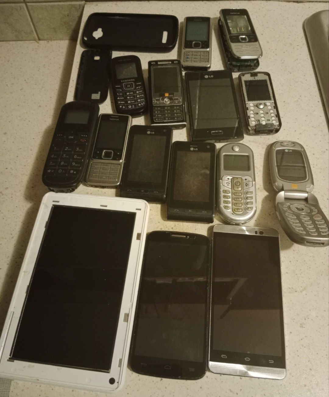 Telefony komórkowe uszkodzone