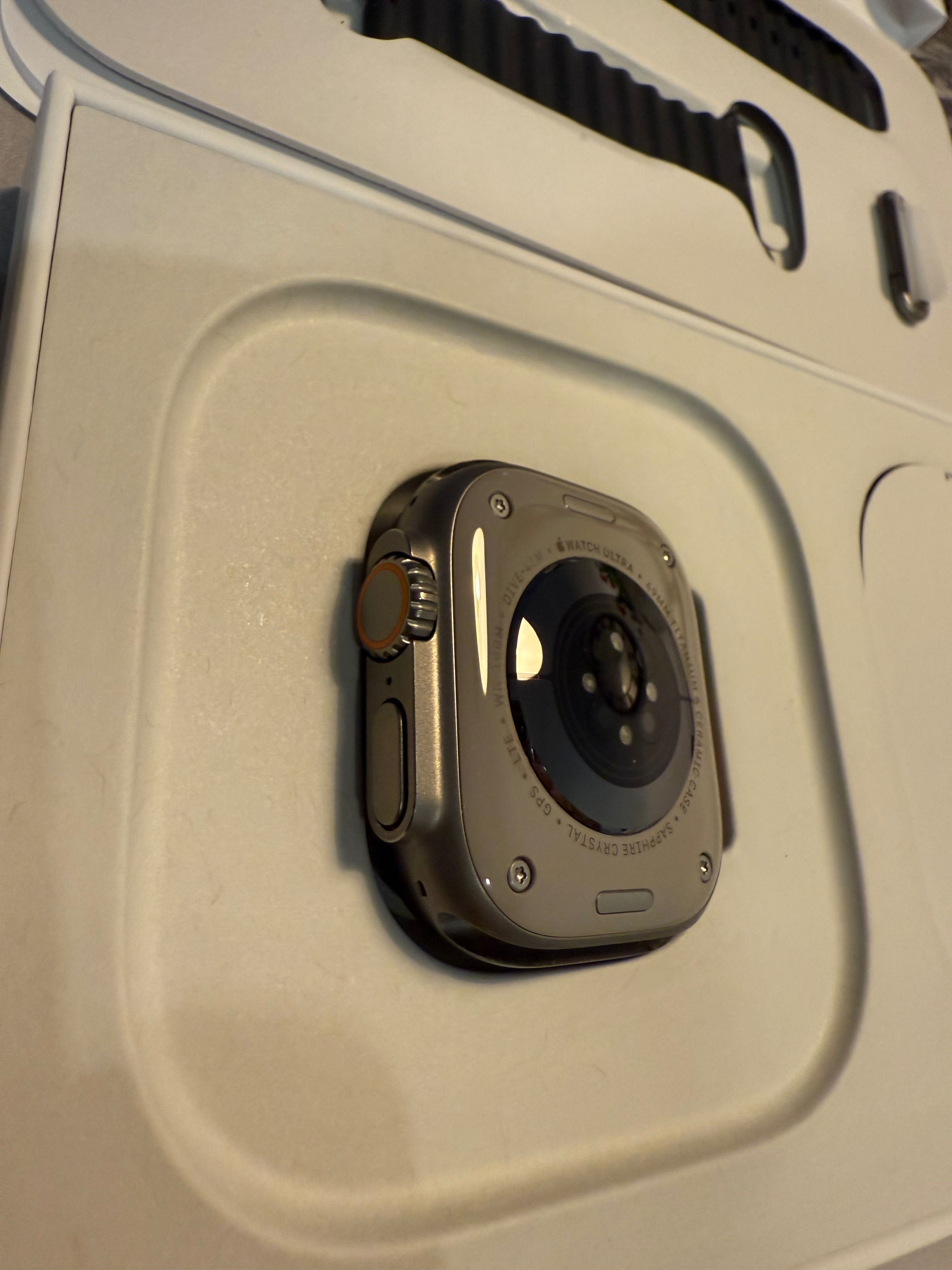 Apple Watch Ultra, 15 pasków, powerbank, kostka do ładowania.