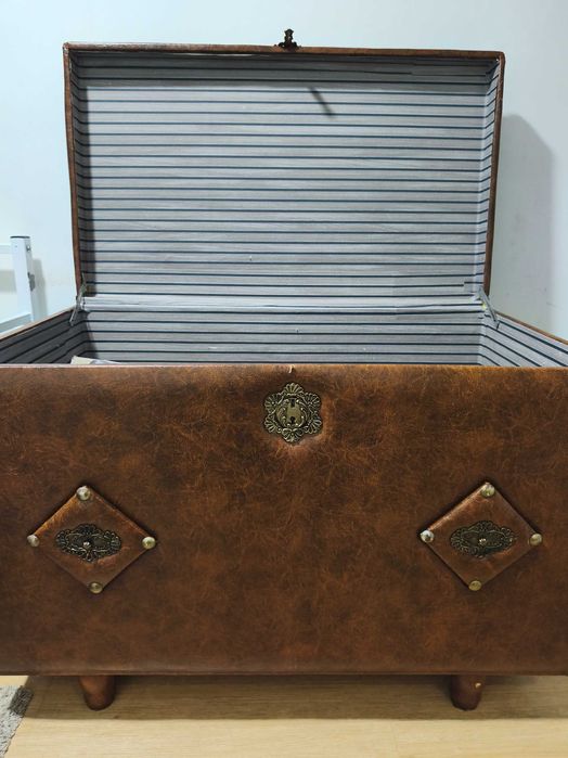 Baú Madeira Maciça Revestido em Pele