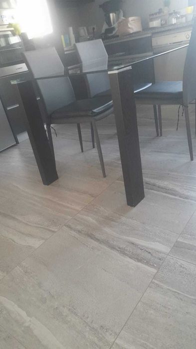 Vendo mesa e 4 cadeiras