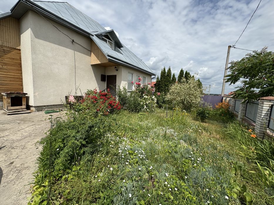 Продаж житлового будинку з землею