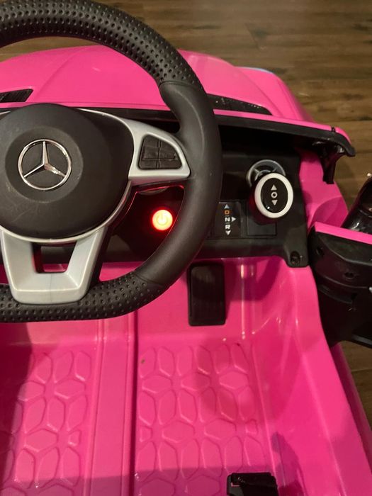 Różowe autko na akumulator