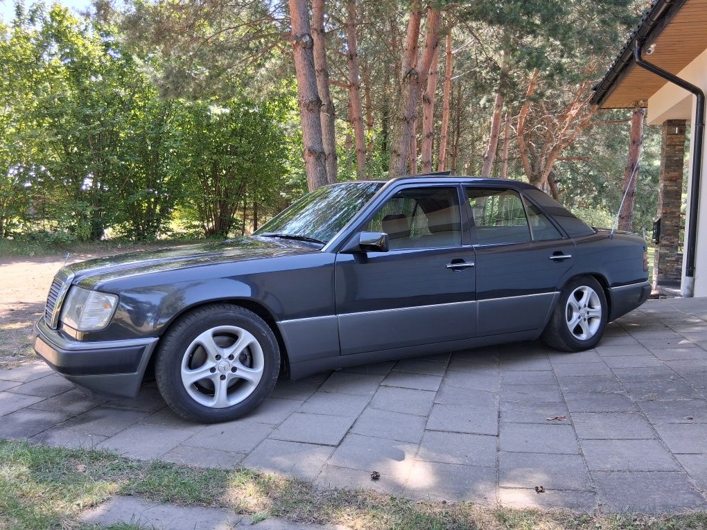 Mercedes  124 idealnie zachowany.