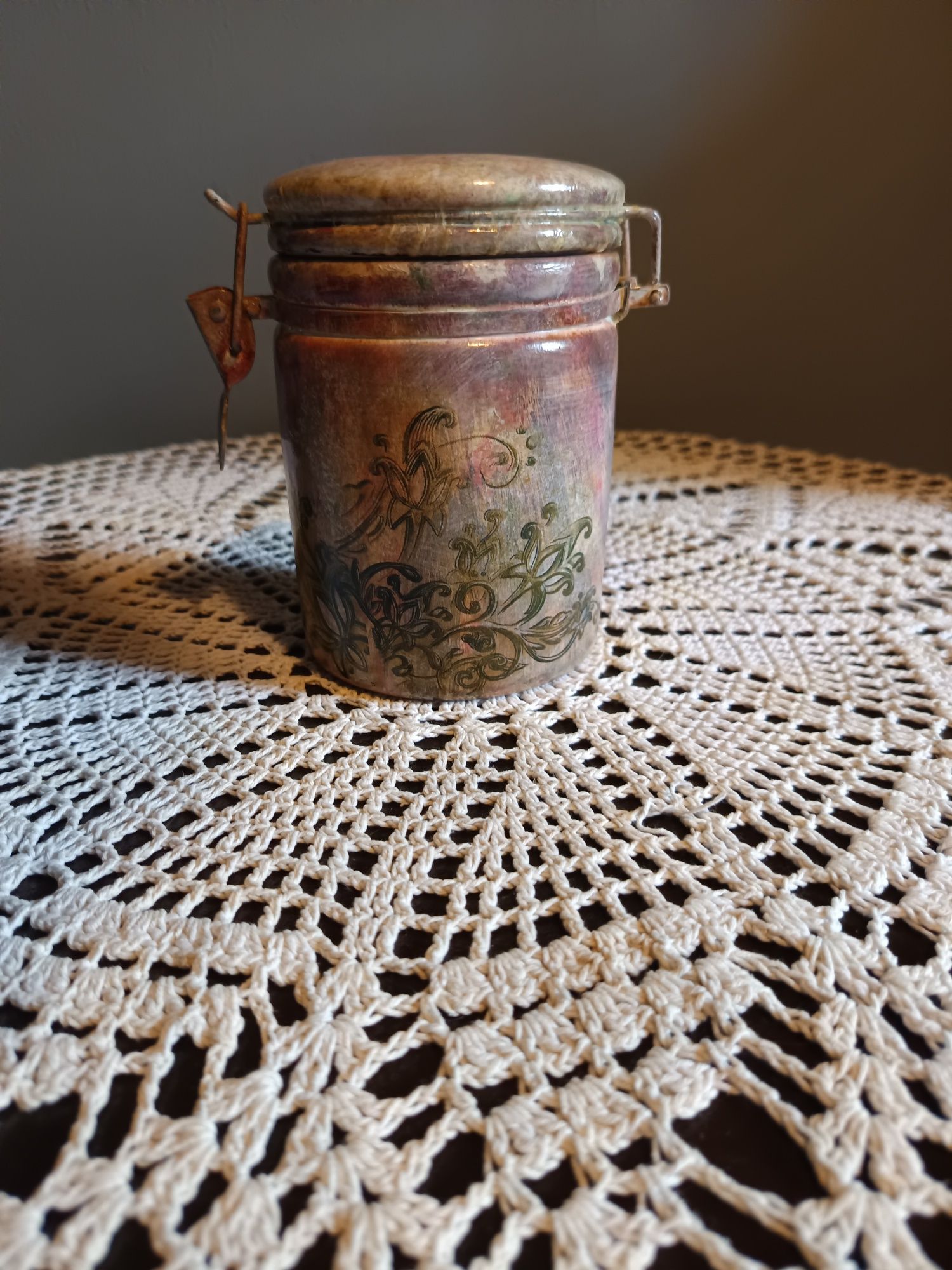 Słoik ozdobiony techniką decoupage