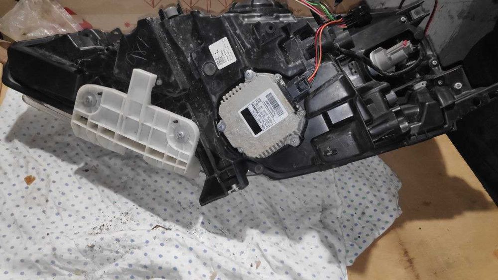 Фара правая LED Nissan Leaf ZEO ZE0 2010 - 2017 права фара пасажирська