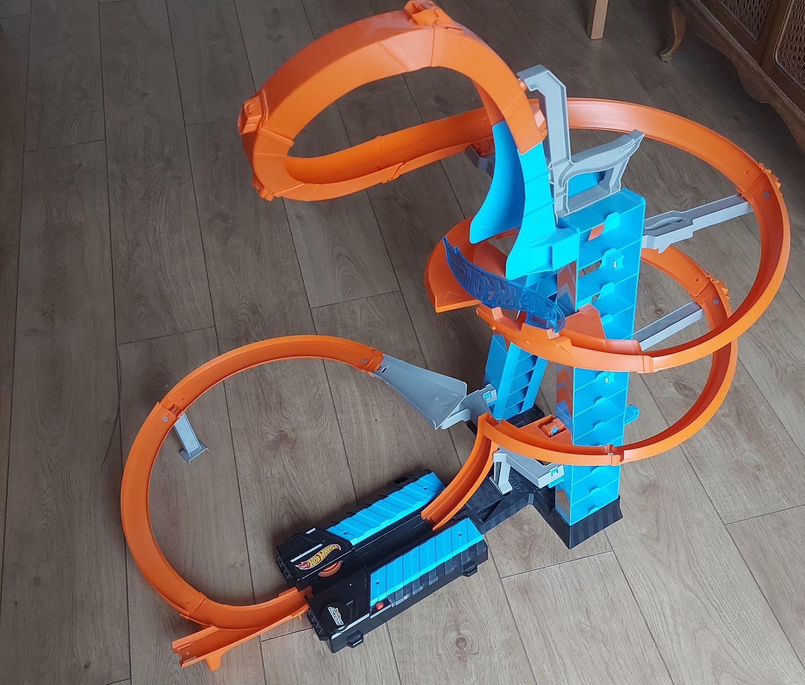 Hot Wheels Wieża Podniebne Kraksy HOT WHEELS zjeżdżalnia