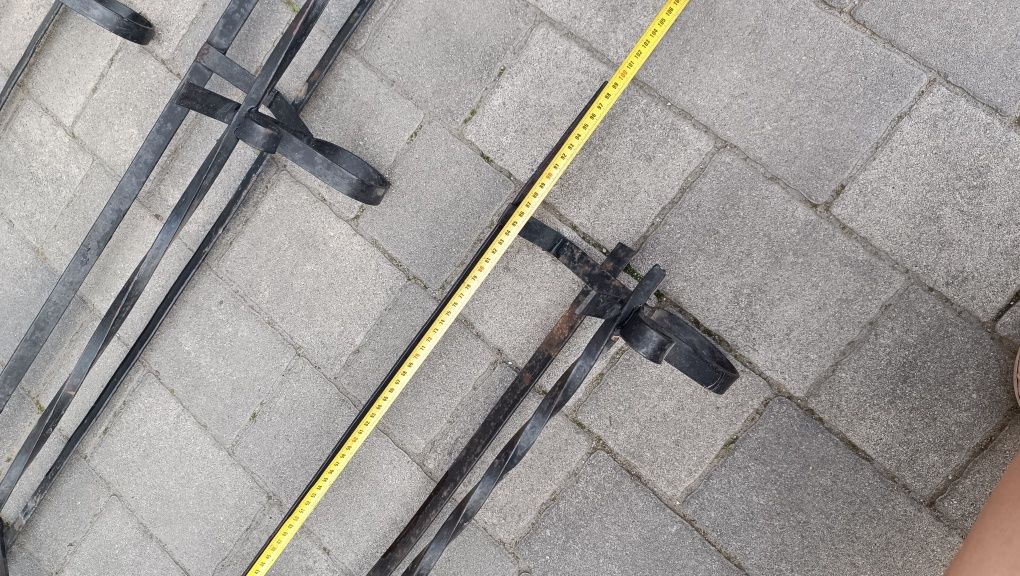 Metalowy kwietnik pod okno kute kwietniki gięte wiszące na dwór