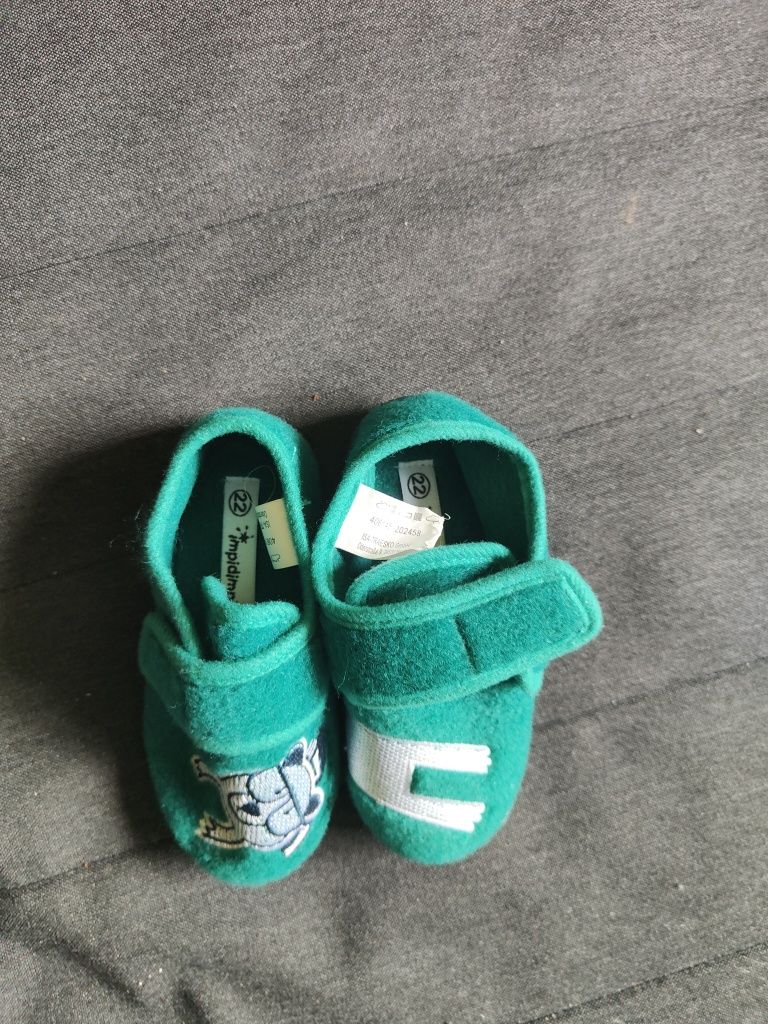 2 pary adidasów Adidas 23, Nike 23,5, kapcie 22/23