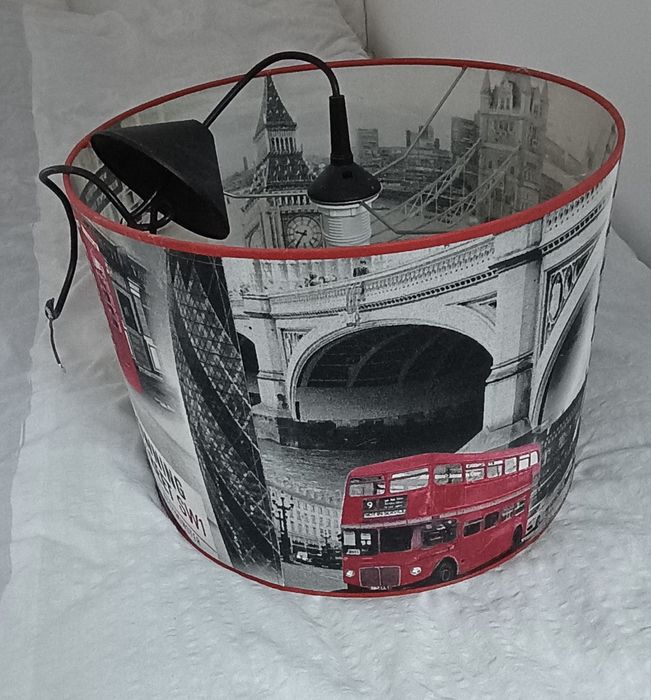 Stylowy żyrandol z motywem Londynu