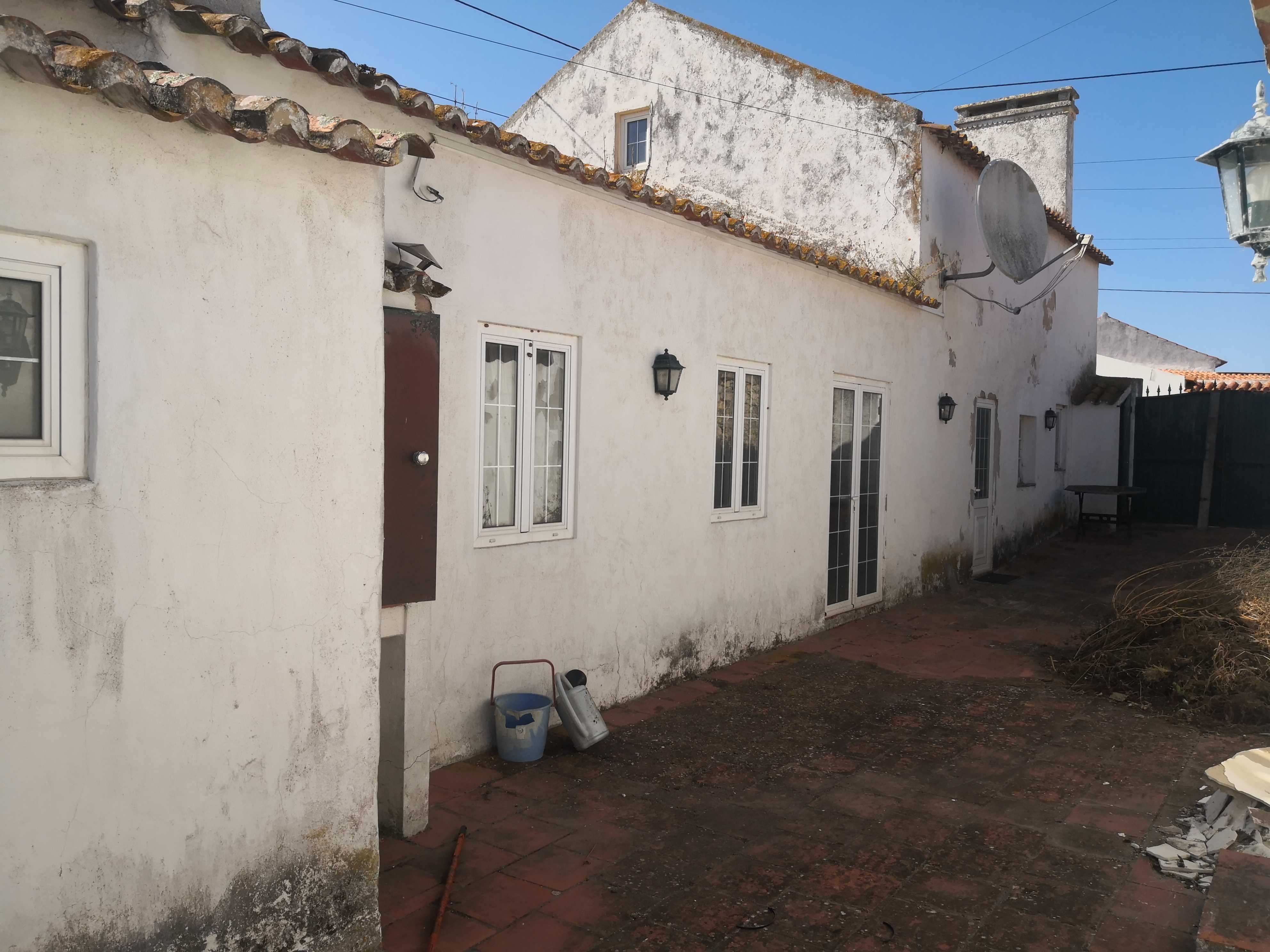 Casa antiga T4 com anexos, piscina e quintal