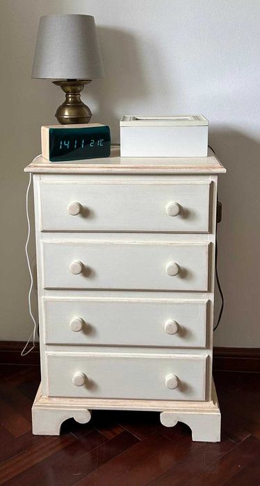 Duas mesinhas de cabeceira pintadas em madeira de mogno.