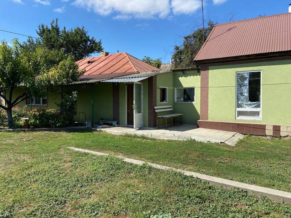 Продам будинок під ключ, з ділянкою та всіма зручностями.
