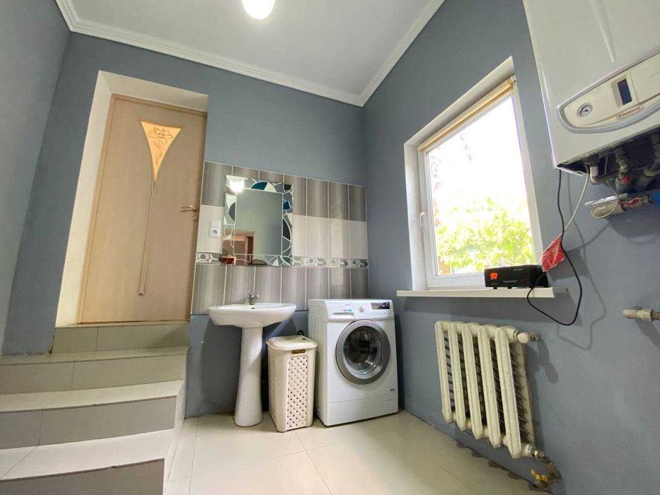 Продаж будинку в центрі міста біля річки!