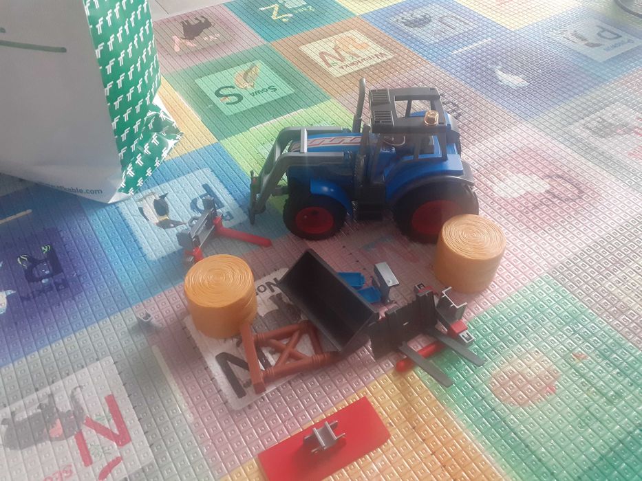 Traktor z Playmobile z sianem