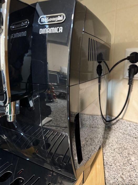 Máquina café automática Dinâmica DeLonghi preta com detalhe prateado