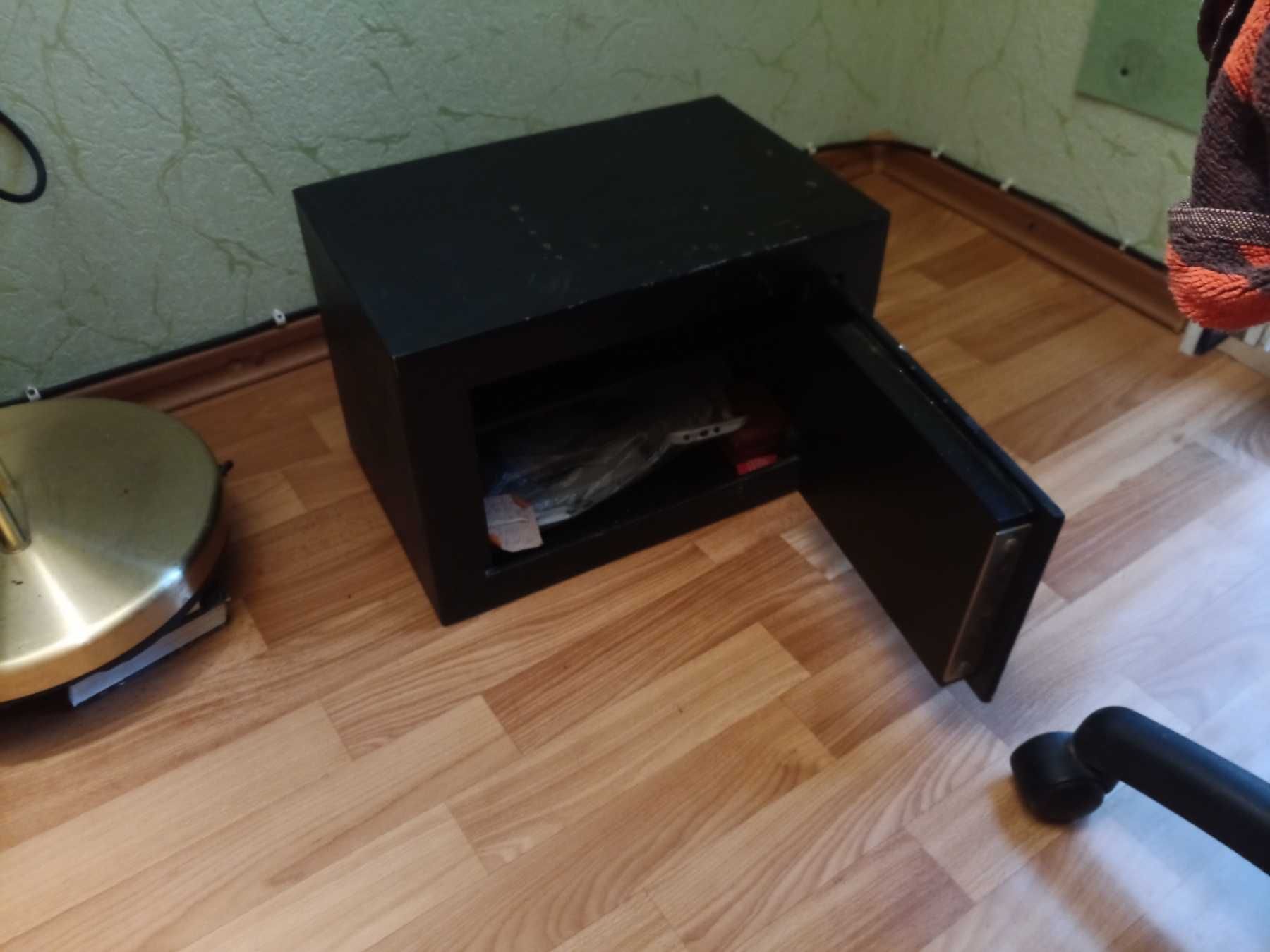 Сейф мебельный размер 45х30х30 см. Вес более 30 кг