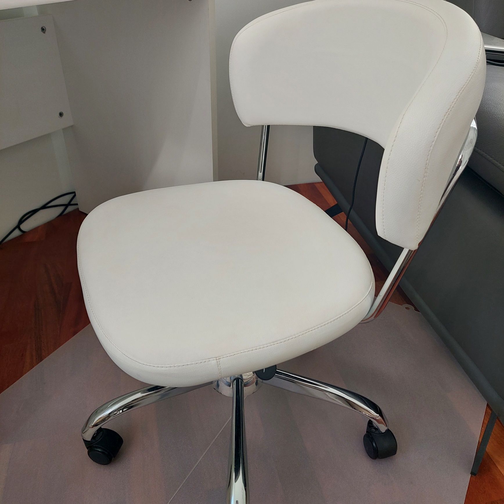 Крісло офісне SNEDSTED штучна шкіра білий