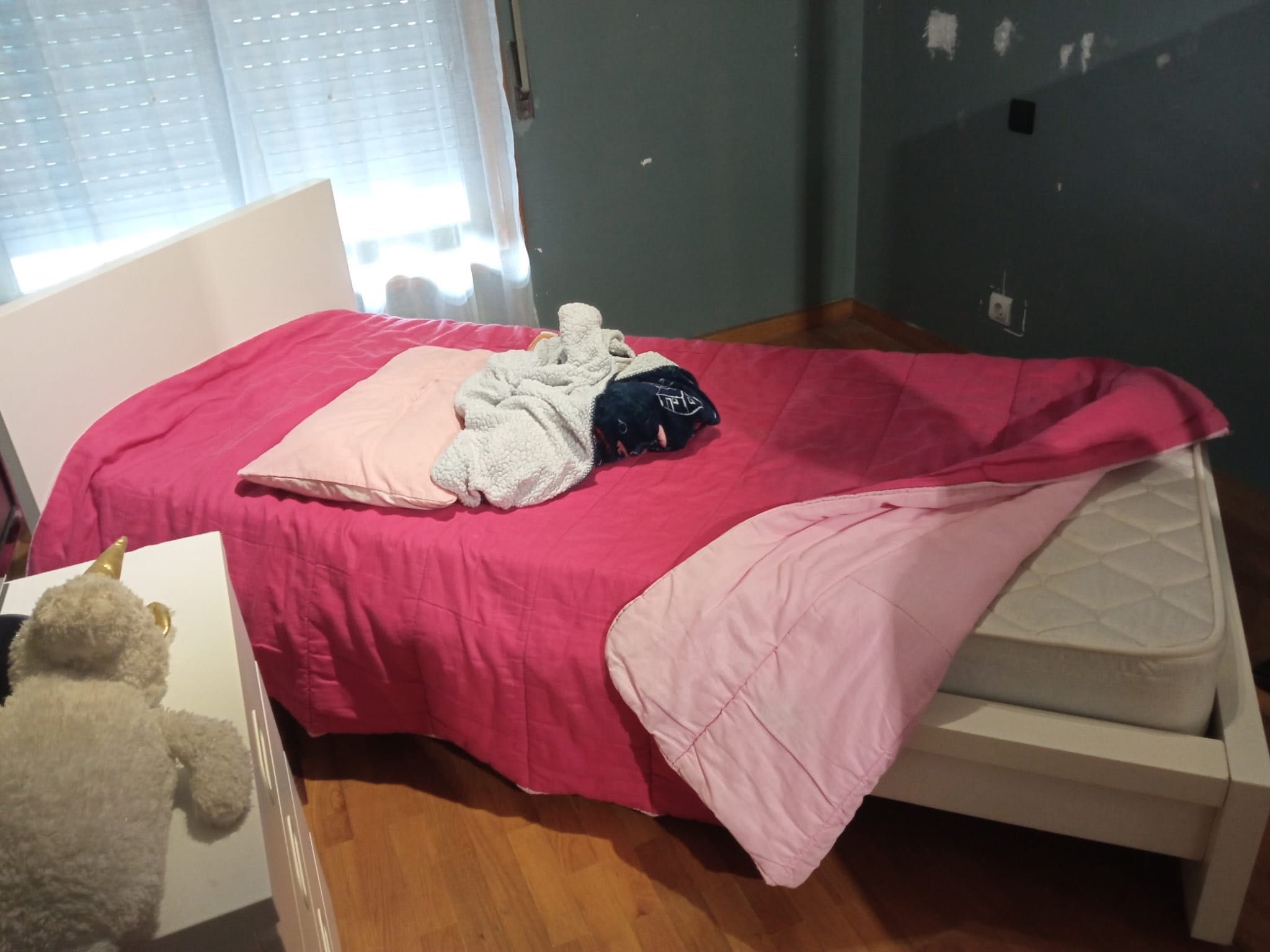 Cama + colchão+ secretária