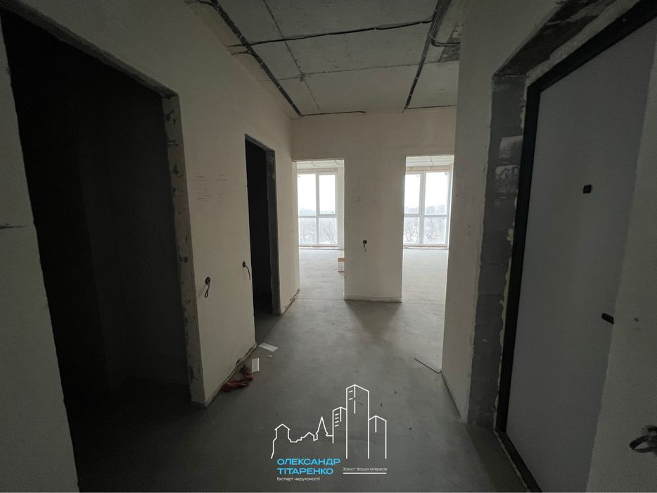 Простора квартира з покращеннями в зданому будинку!