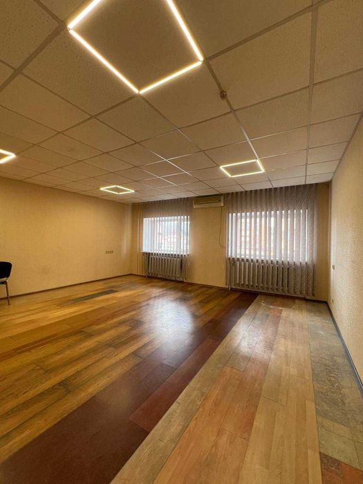 Продаж офісного поверху 315 м² — готовий бізнес у центрі Дніпра