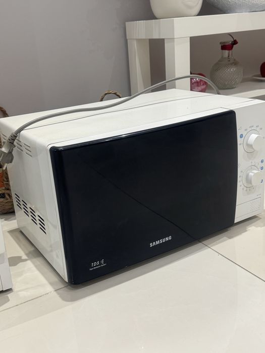 Мікрохвильова піч SAMSUNG ME711KR