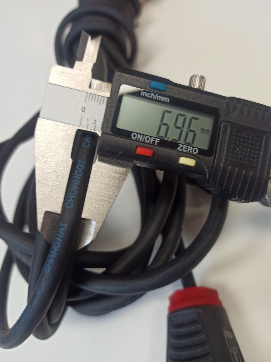 Przedłużacz, kabel z wtyczką.