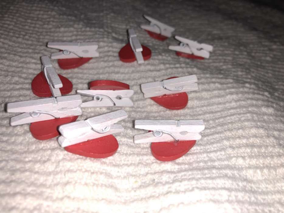Conjunto 10 mini molas brancas com coração vermelho