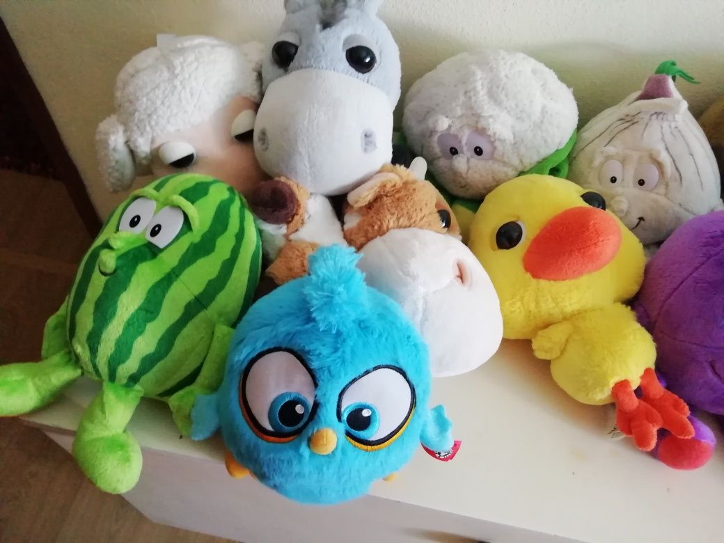 Várias peluches de várias colecçães