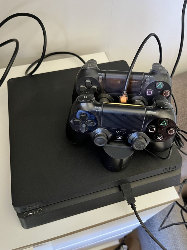 Playstation 4 (ps4) + dwa pady i stacja ladowania