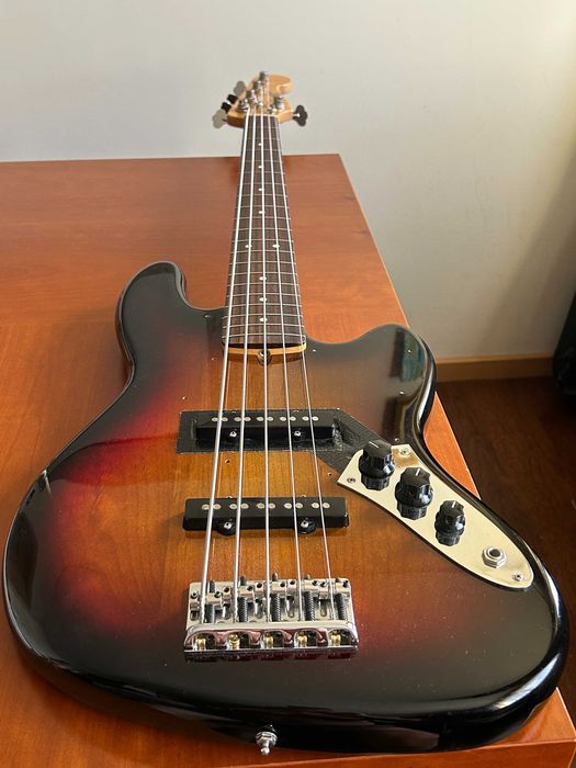 Baixo Fender American Professional Jazz Bass V 5-String