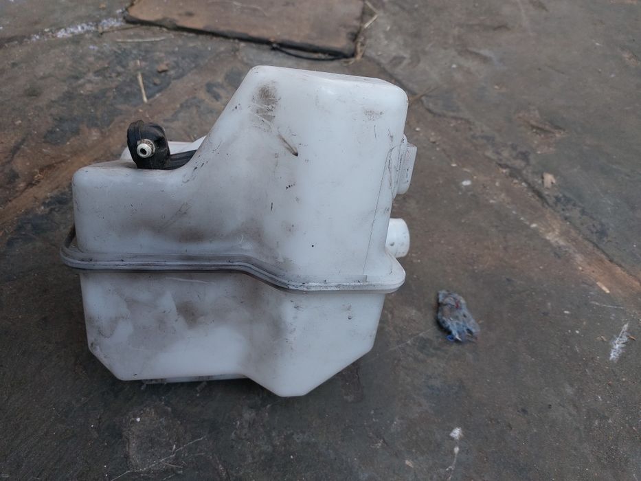 Zbiorniczek spryskiwacza pompka vw up