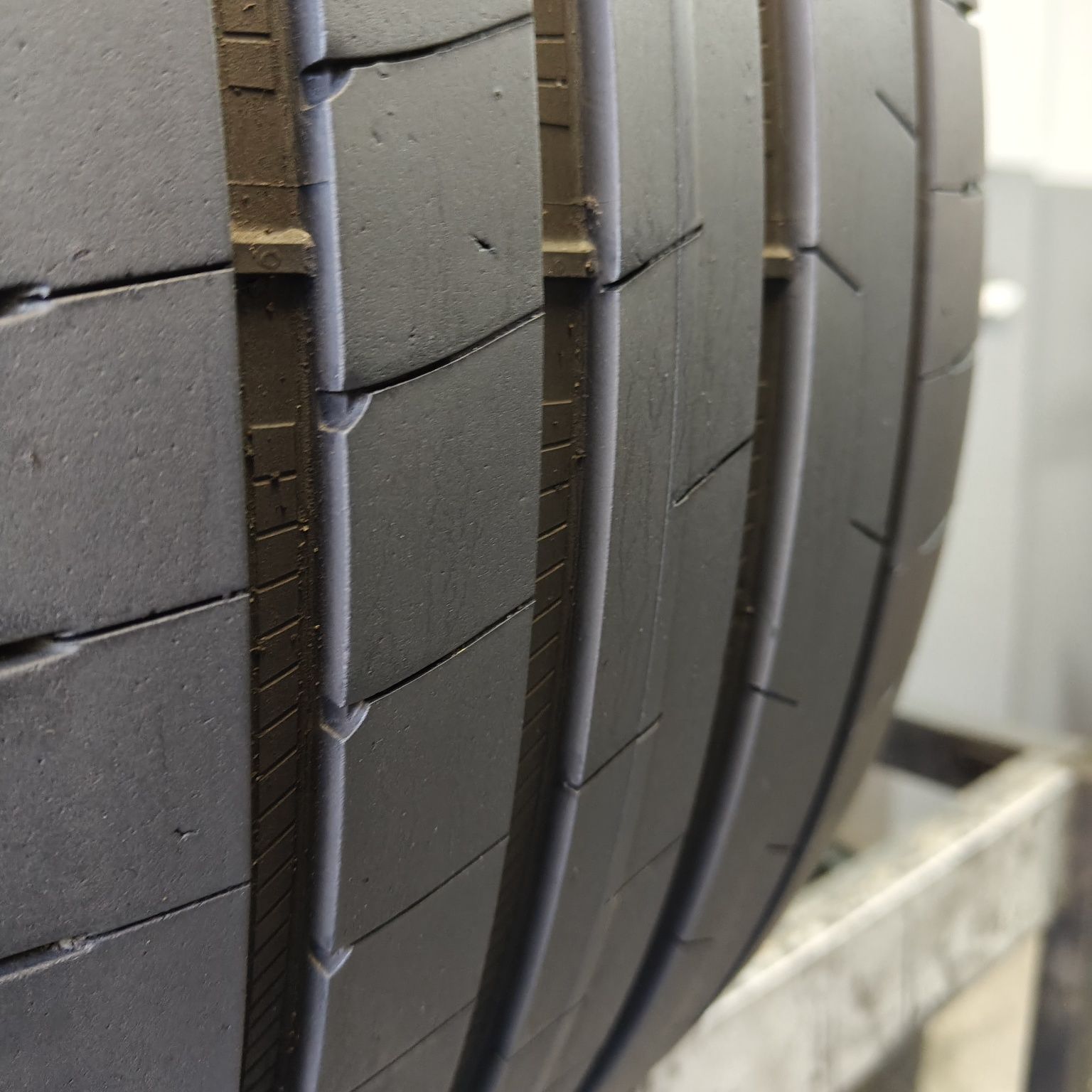 255/40/20 XL Sprzedam parę opon letnich Goodyear