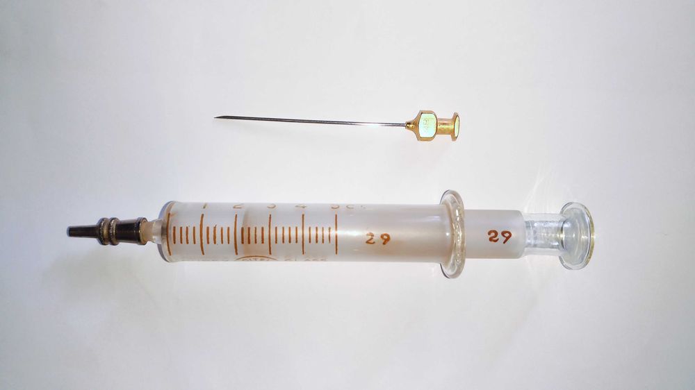 Seringa antiga vidro com agulha para coleção