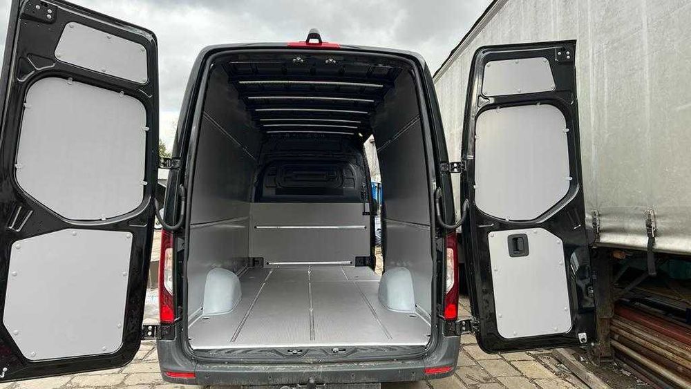 Mercedes Sprinter L3H2  Zabudowanie ścian i drzwi na pace pojazdu