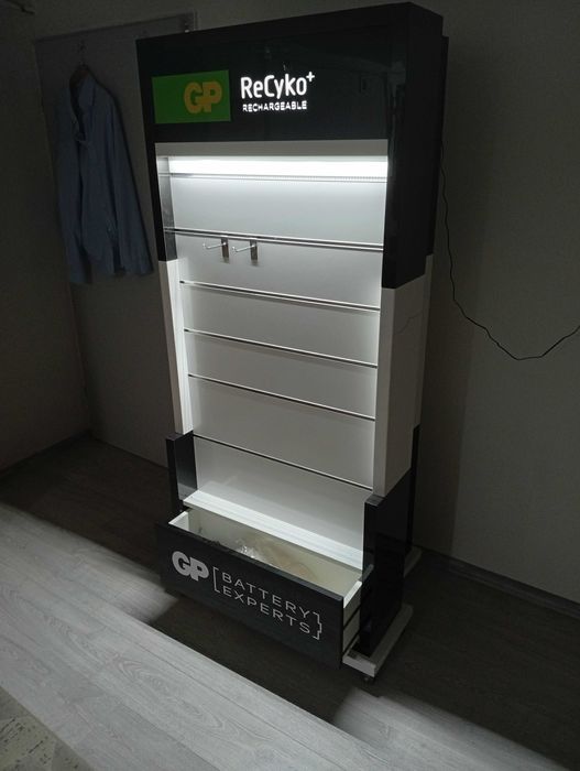 Ekspozytor stojak podświetlany z poliwenglanu z hakami