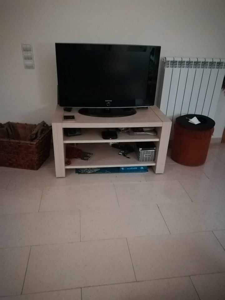 mesa para a  televisão