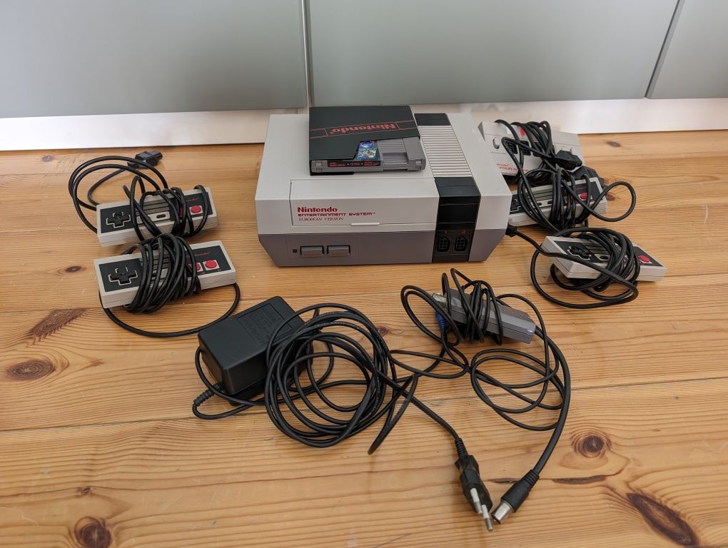 NES com 4 comandos, 1 jogos 3 em 1, cabos e adaptador Four Score
