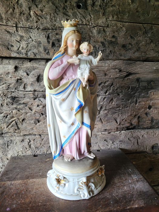 Porcelanowa Maryja Królowa Matka Boża biskwit