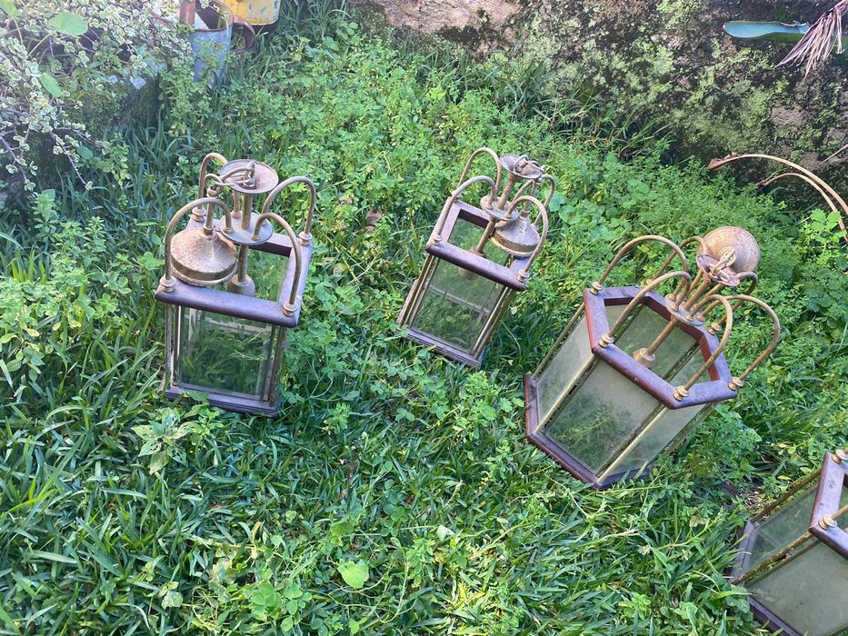 Cinco Candeeiros Em Madeira E Metal (Quatro Quadrados E Um Maior)