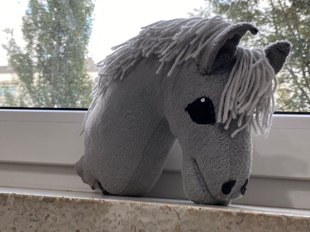 Hobby horse koń na kiju siwy