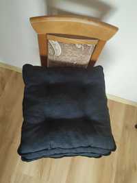 Czarne poduszki na krzesła