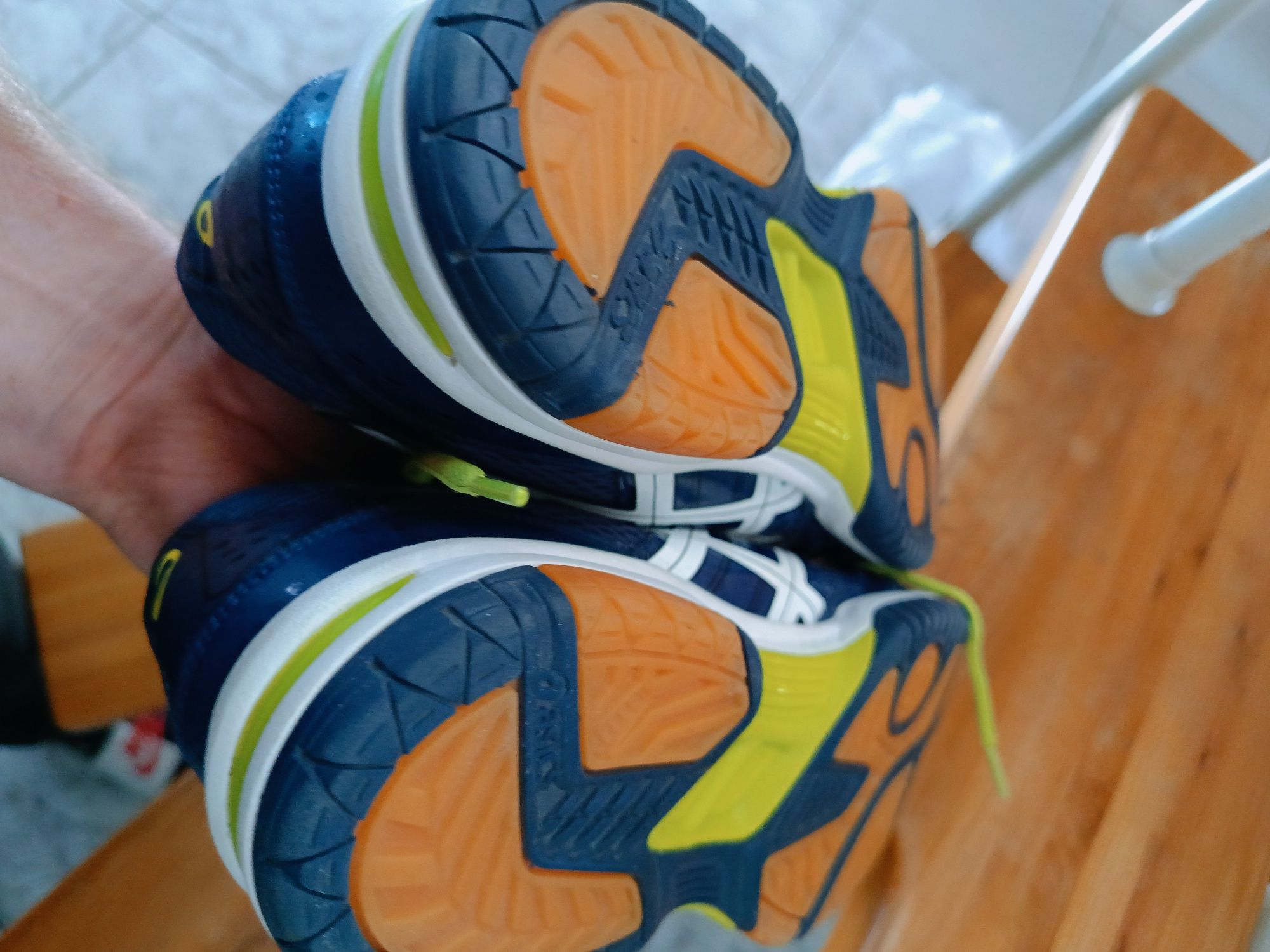 Asics buty sportowe na halę rozmiar 41,5