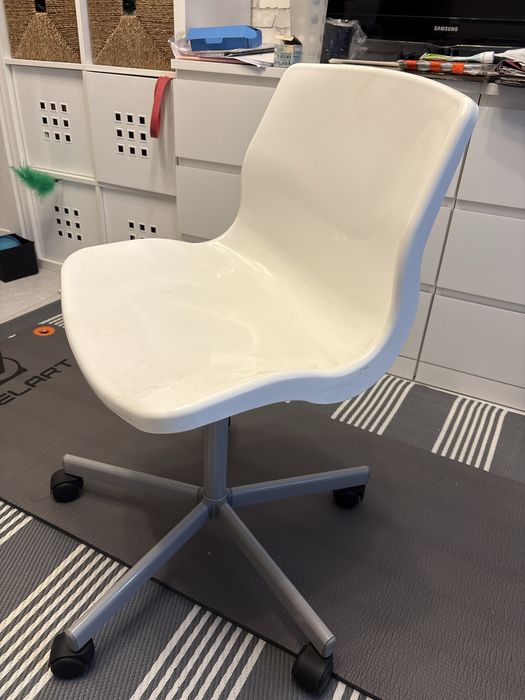 Офісне крісло матеріал пластик Ikea.