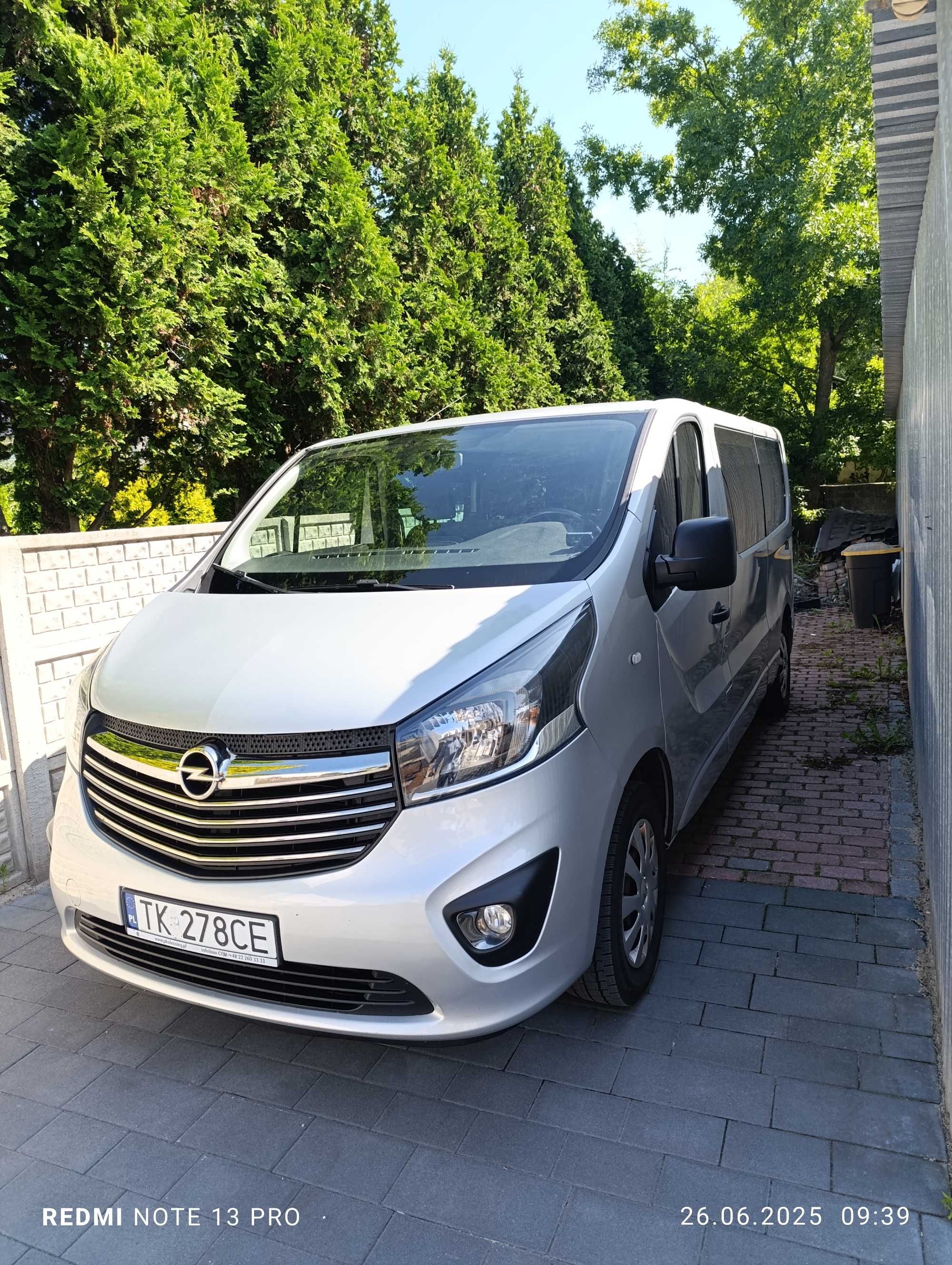 Wynajem bus Opel Vivaro Long 9 osobowy