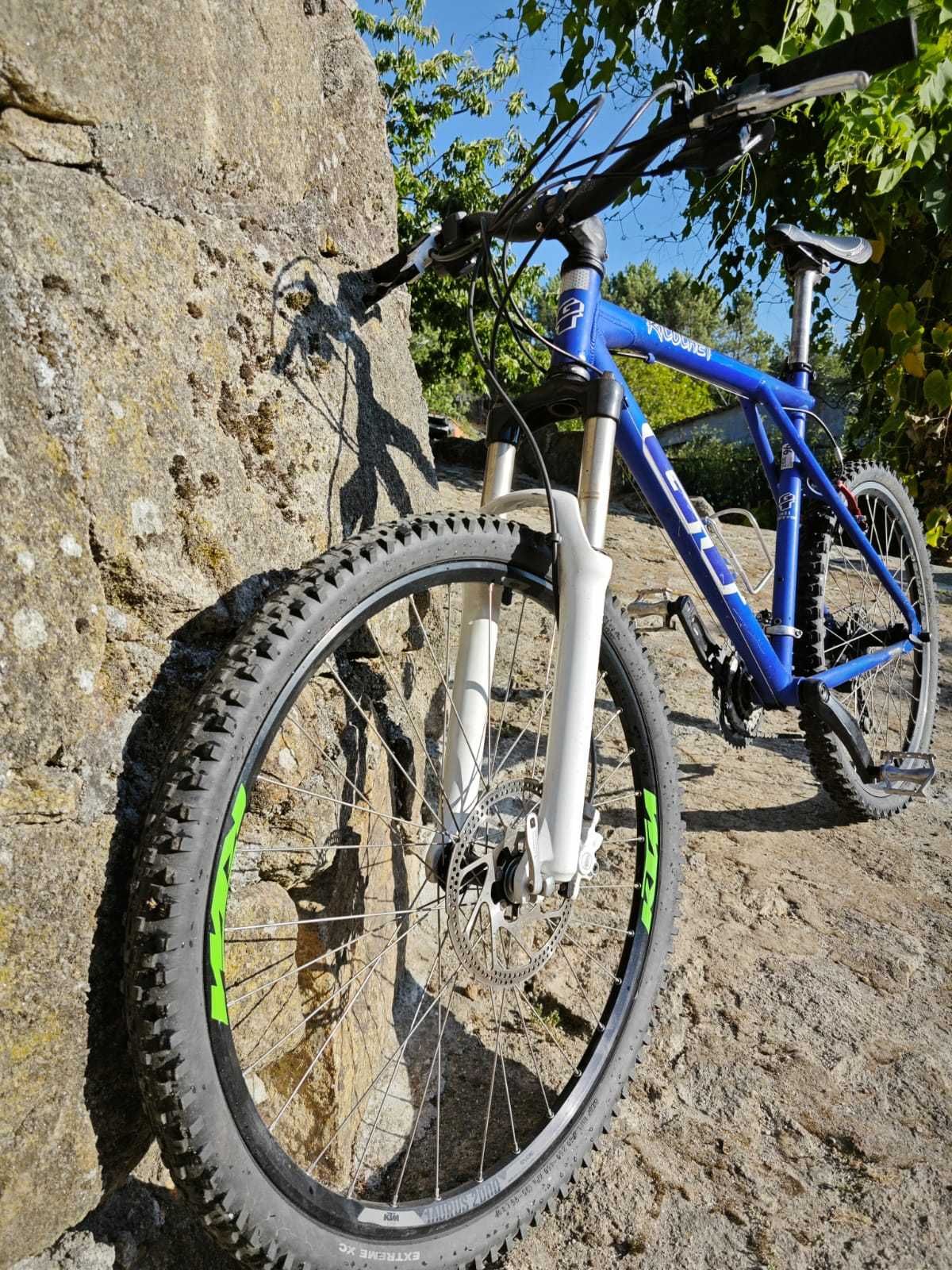 Bicicleta de BTT - Roda 26 polegadas de marca GT (USA)