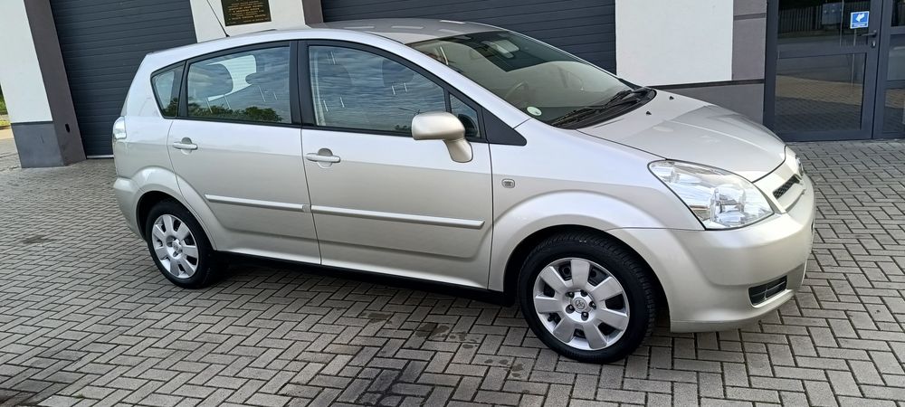 Sprzedam bardzo ładną Toyotę Corollę Verso mały przebieg tylko 133 tys