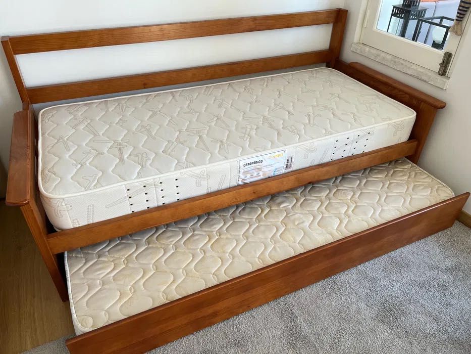 Sofá cama dupla em madeira