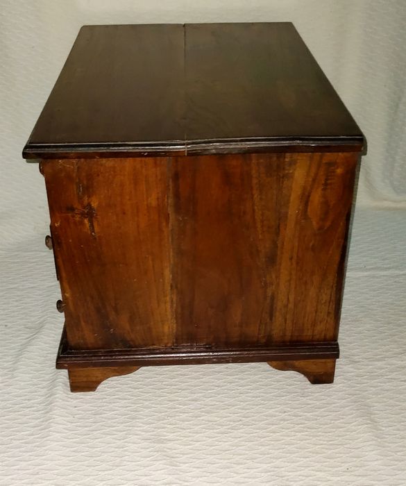 Móvel em Madeira Maciça Estilo Contador de 18 Gavetas